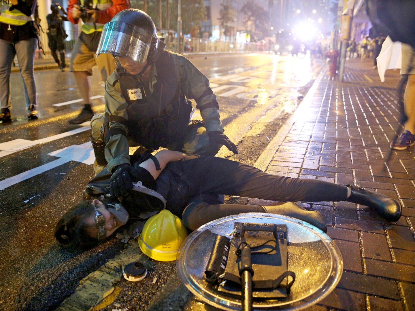 Un policía de Hong Kong detiene a un manifestante. (Reuters)