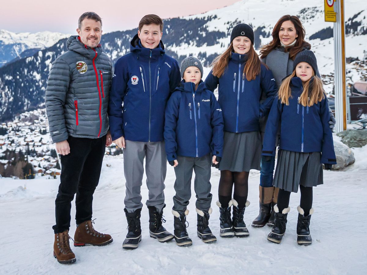 Foto: Federico y Mary, con sus cuatro hijos en Verbier en 2020. (EFE/Valentin Flauraud)