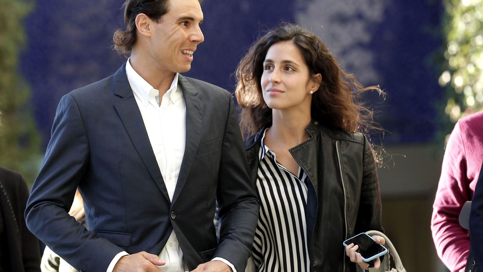 Foto: Rafa Nadal, junto a su novia, Xisca Perelló, a su llegada al encuentro para clientes del Banco Sabadell en Valencia (EFE)