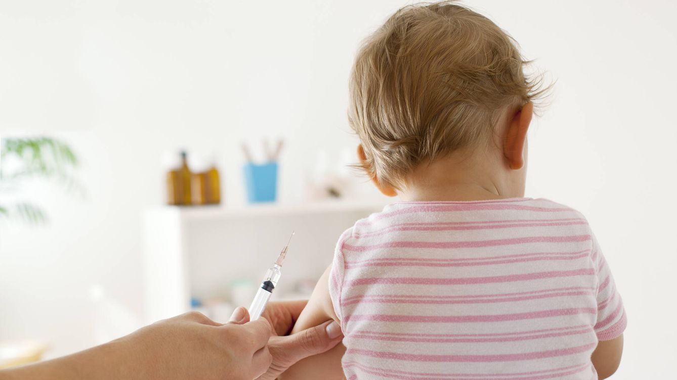 Las claves de la nueva vacuna contra la bronquiolitis: ¿qué le van a pinchar a tu hijo?