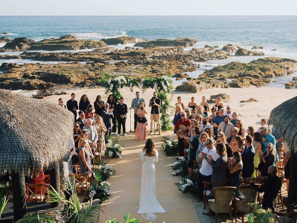 Foto: La boda frente al mar de Adam Devine y Chloe Bridges. (Instagram/@chloebridges)