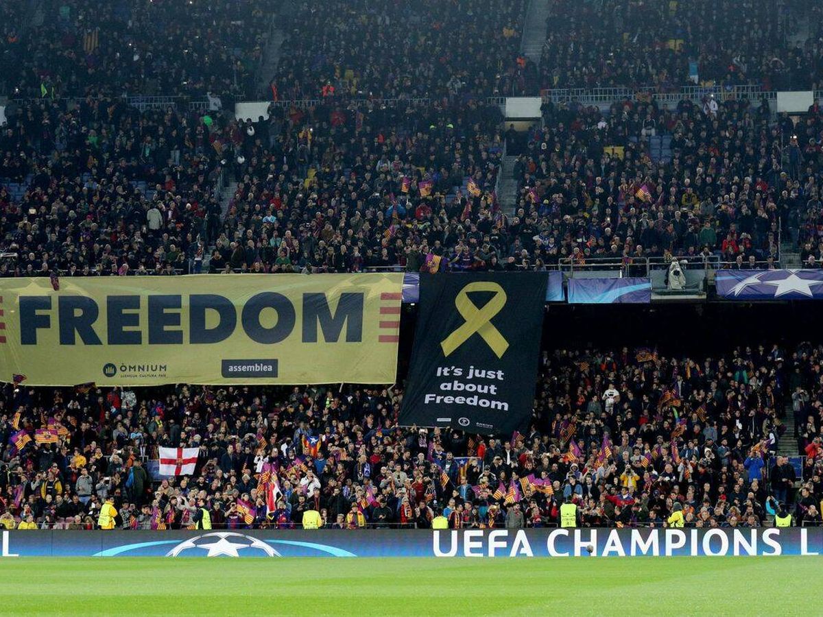 Foto: Pancartas en el Camp Nou de la Plataforma Pro Seleccions Catalanes, en un partido de Champions disputado en 2018. (Reuters)