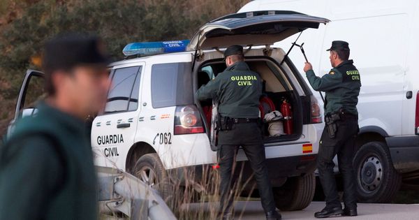 Foto: Efectivos de la Guardia Civil buscan al niño que cayó en un pozo de Totalán, Málaga. (EFE)