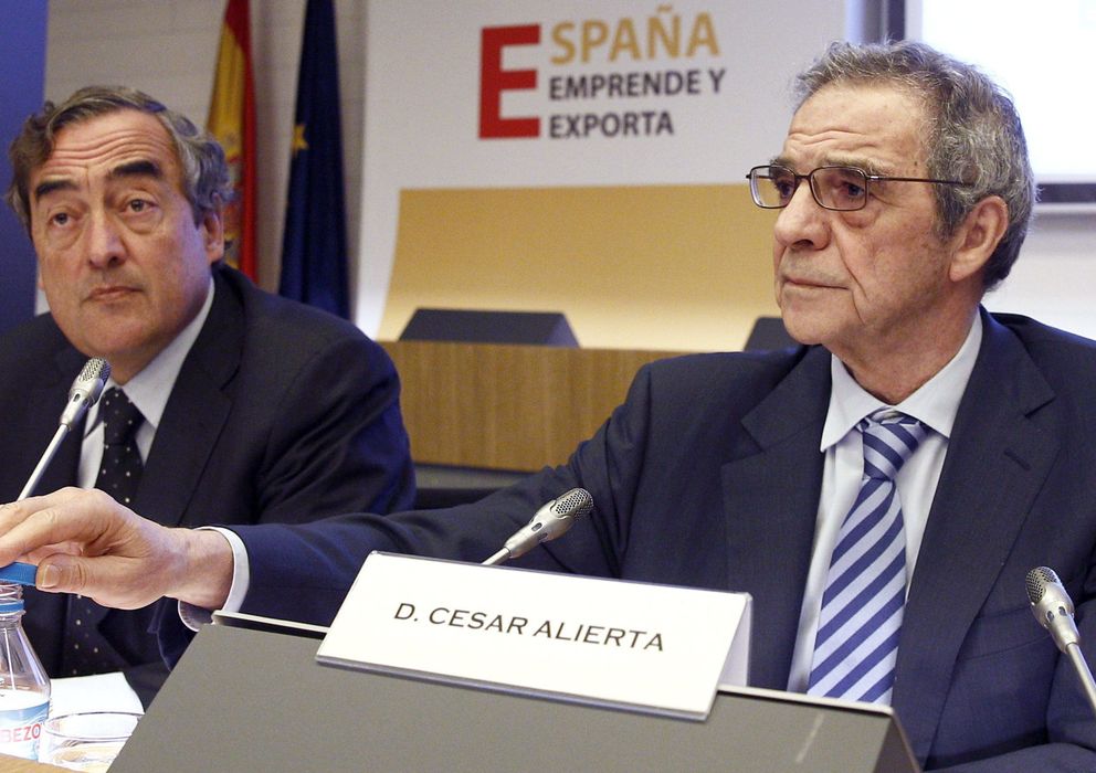 Foto: El presidente de Telefónica, César Alierta (d), junto al presidente de la CEOE, Juan Rosell (i) (Efe)