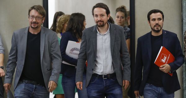 Foto: Pablo Iglesias (c), el coordinador federal de IU, Alberto Garzón (d), y el portavoz de En Comù Podem en el Congreso, Xavier Domènech (i), a su llegada al Congreso. (EFE)