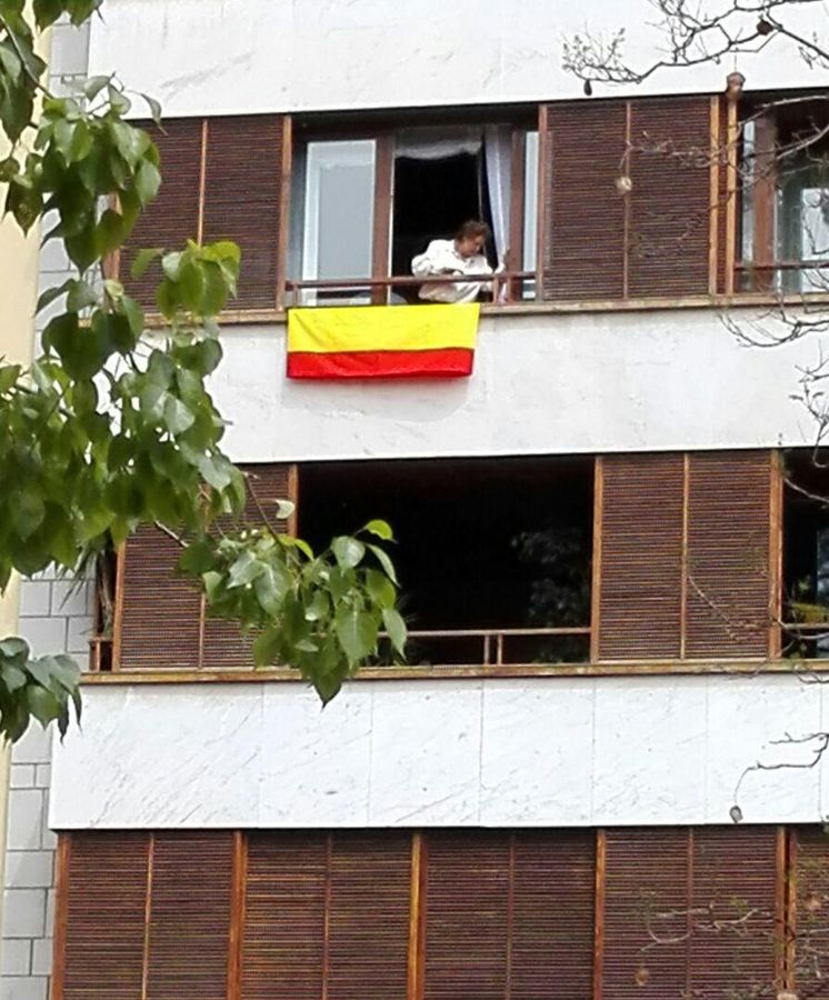 Foto: Barberá, en el momento en que trataba de colocar una bandera en su balcón. (EC)