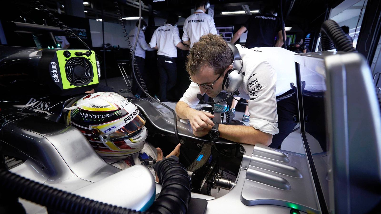 Foto: Lewis Hamilton charlando con su ingeniero durante la pasada campaña (Foto: Twitter @LewisHamilton).