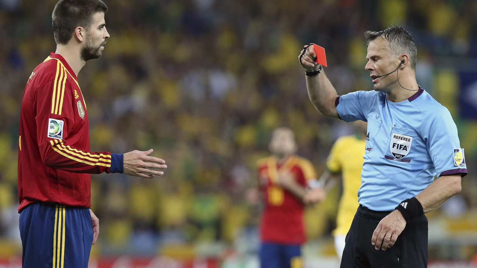 Foto: Piqué, cuando fue expulsado en el partido contra Brasil del Mundial 2014. (EFE)