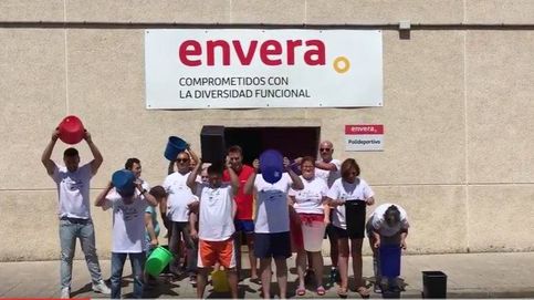 La Asociación Envera y el alcalde de Colmenar se mojan y donan contra la ELA
