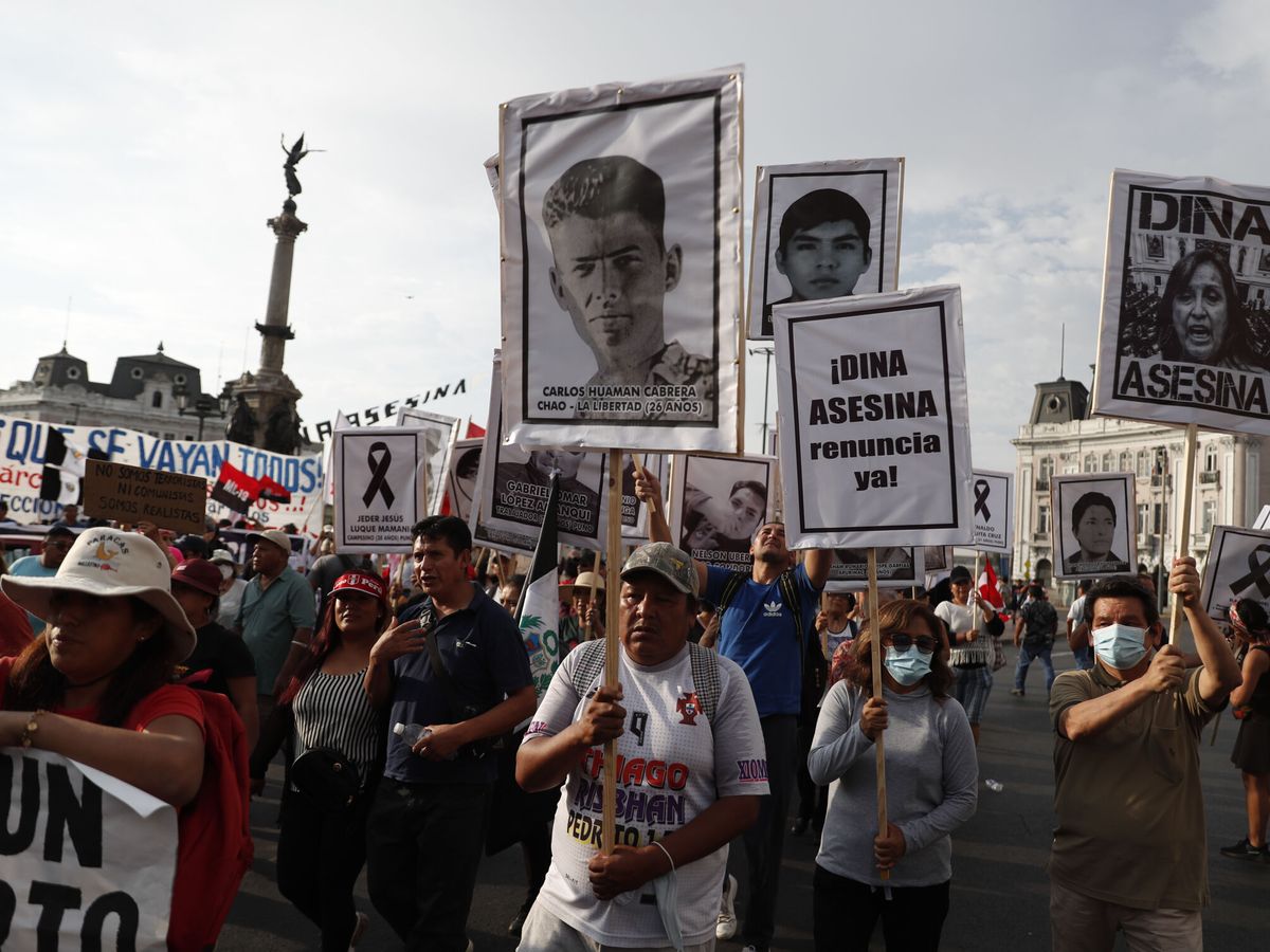 Foto: Decenas de personas participan en una nueva marcha contra el Gobierno de Dina Boluarte. (EFE/Paolo Aguilar)