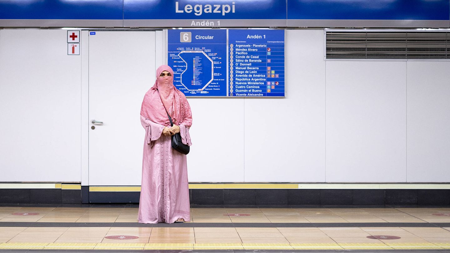 Una mujer espera a que llegue su metro en Legazpi. (A. B. V.)