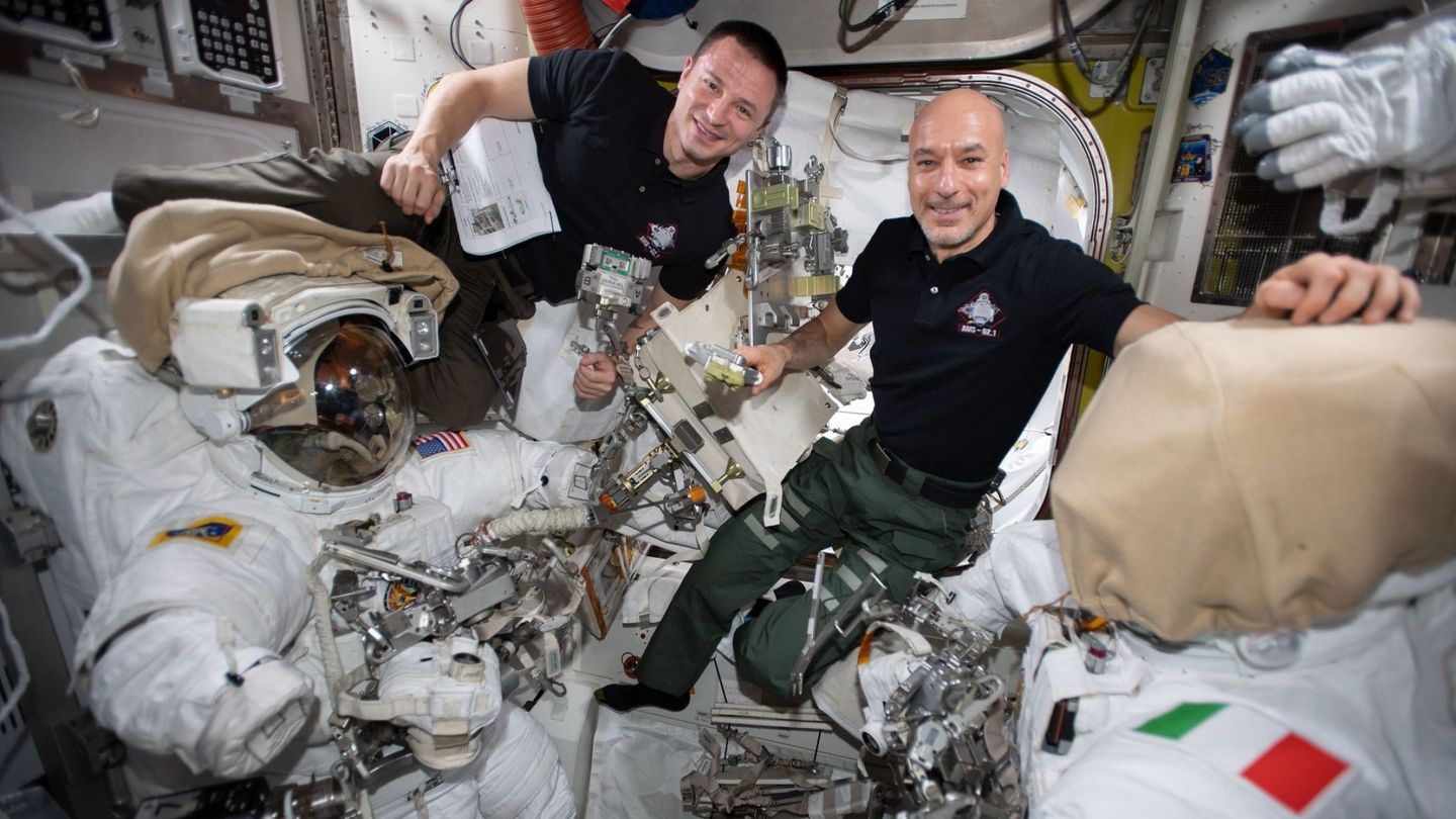 El astronauta de la NASA Andrew Morgan (i) y el comandante de la Agencia Espacial Europea (ESA), el italiano Luca Parmitano (d), en una foto de archivo en la Agencia Espacial Internacional. (EFE)
