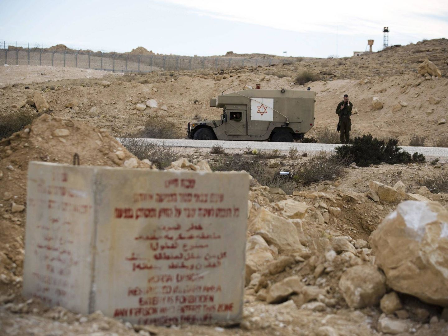 Un soldado israelí habla por teléfono junto a una ambulancia militar tras un ataque desde el lado egipcio de la frontera, en octubre de 2014 (Reuters)