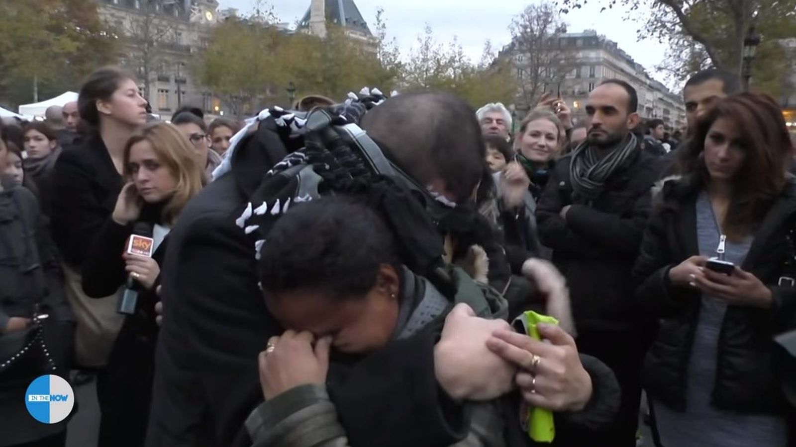 Foto: El musulmán recibe los abrazos de desconocidos (captura de YouTube)