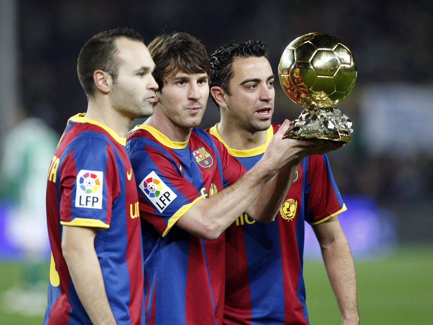 Messi, entre Iniesta y Xavi, con el Balón de Oro de 2010 en el que los españoles fueron segundo y tercero. (Imago)