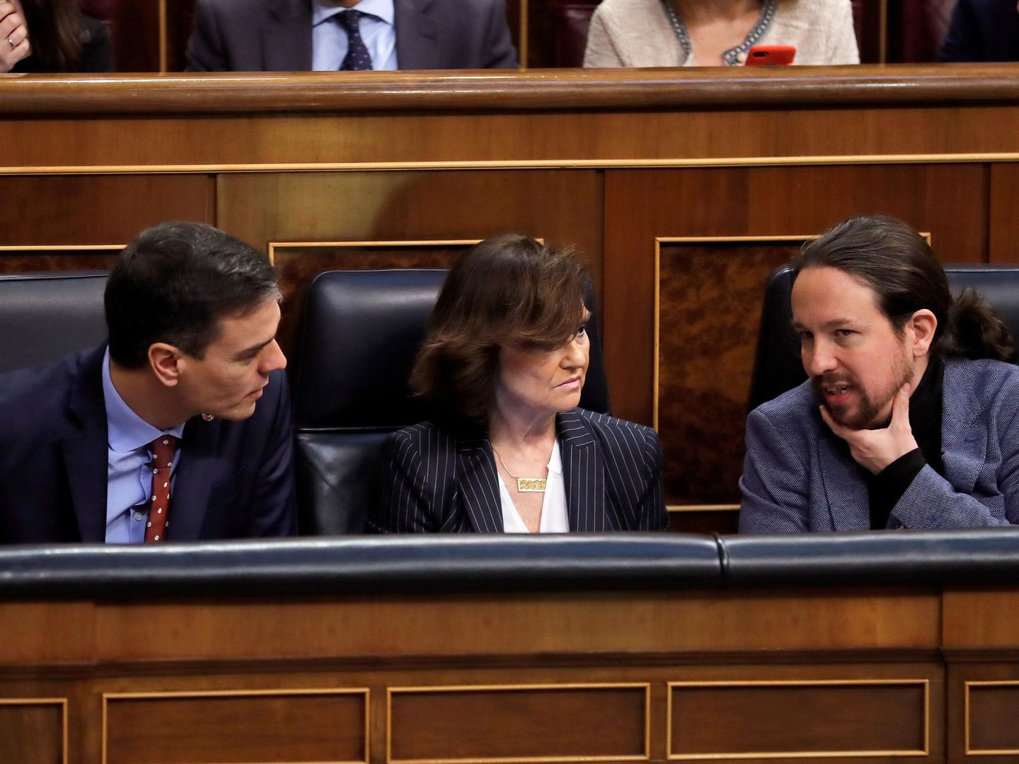 Pedro Sánchez, Carmen Calvo y Pablo Iglesias, en el Congreso. (EFE)
