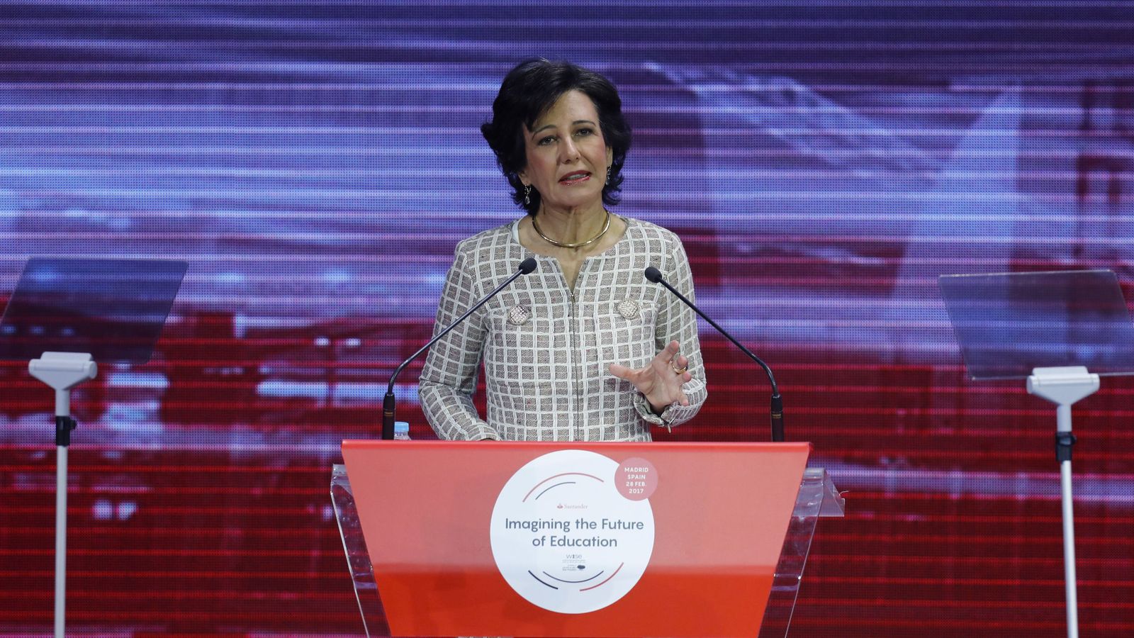 Foto: La presidenta del Banco Santander, Ana Botín, durante la inauguración del Foro WISE. (EFE)