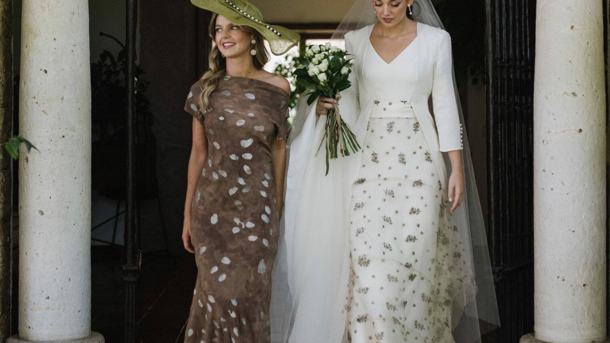 El día de Rocío: boda multitudinaria, vestido de novia bordado con flores y enclave al aire libre