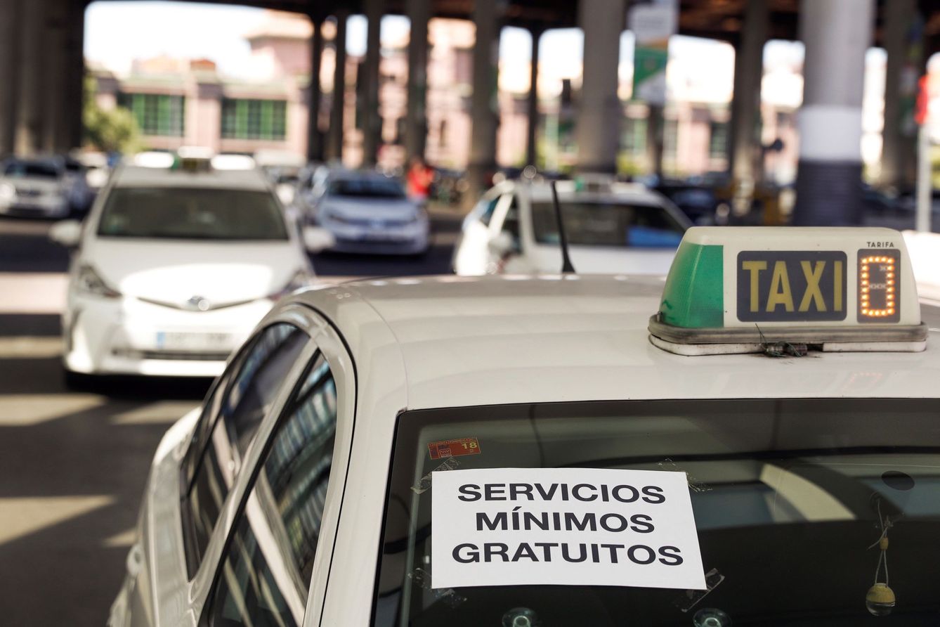 Taxis estacionados en Atocha. (EFE)