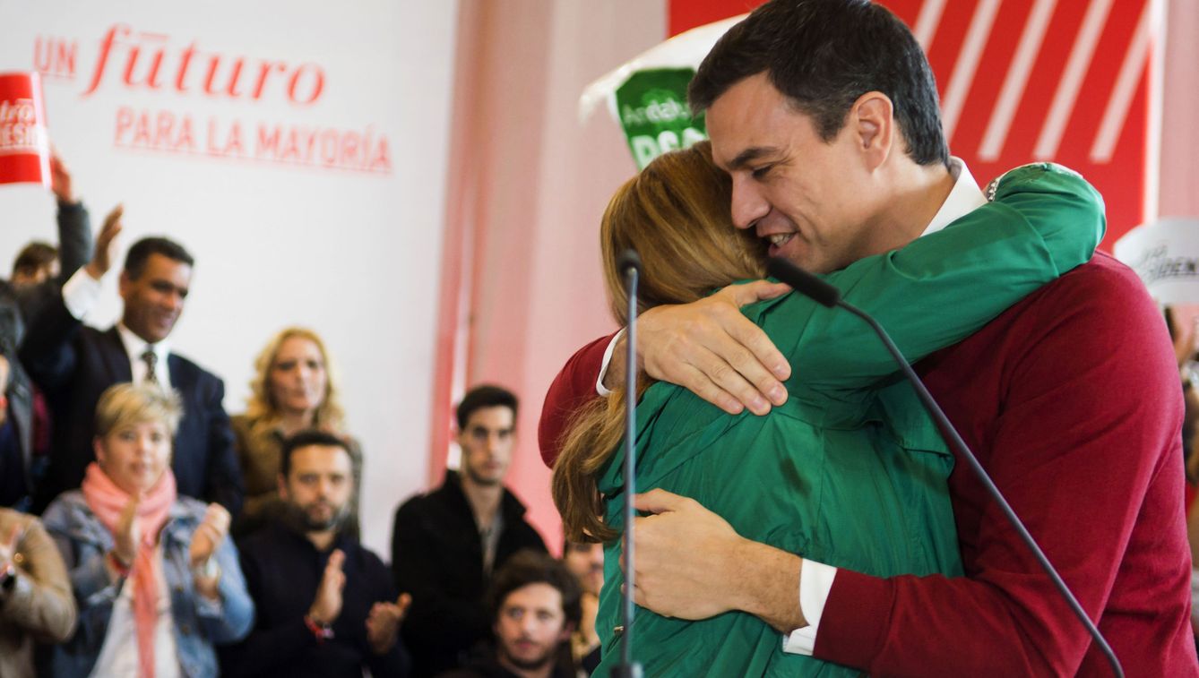 Sánchez y Díaz se abrazan en un momento del mitin de Sevilla. (EFE)