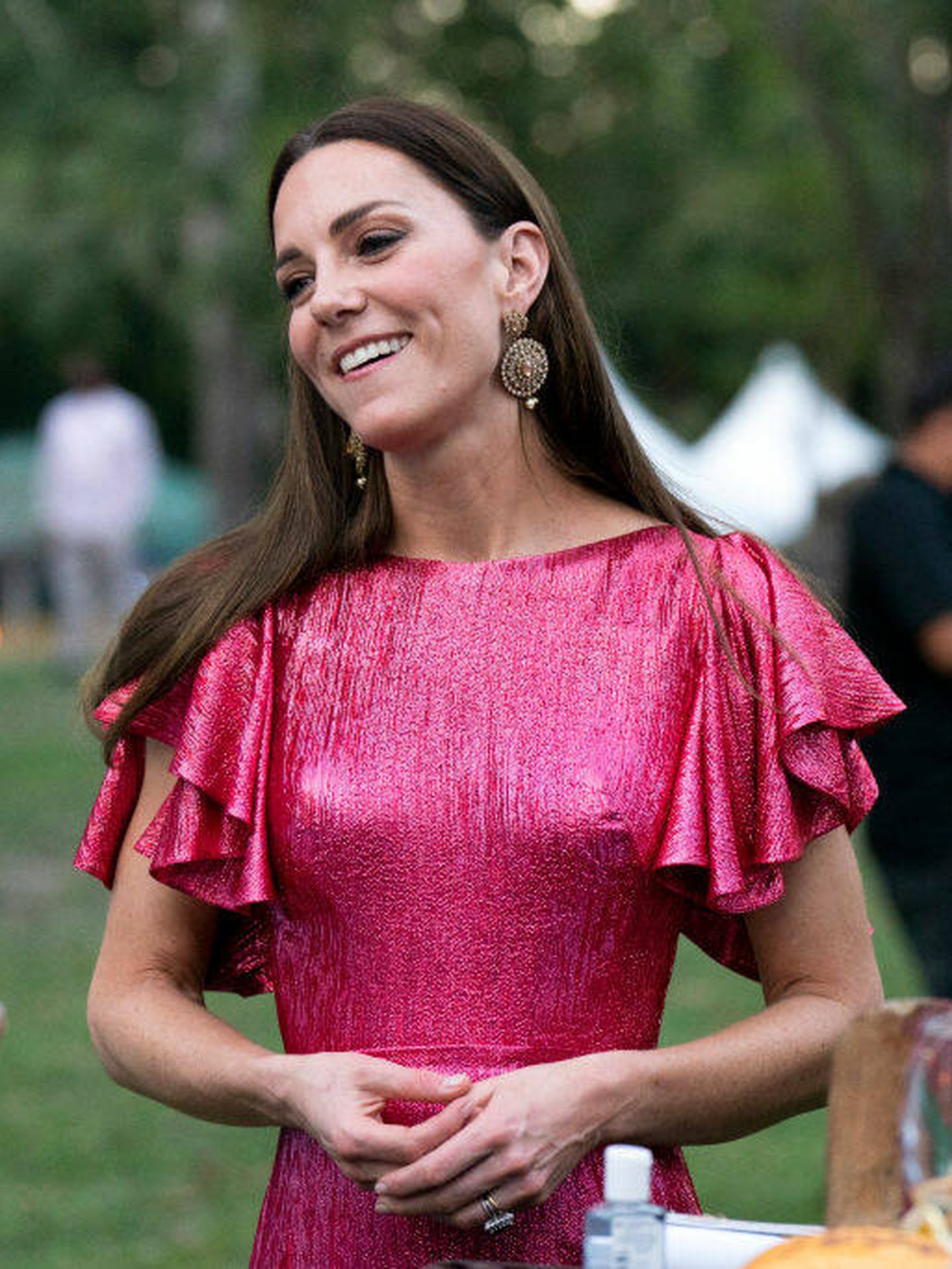 Kate Middleton, con su vestido brillante en color fucsia. (Getty)