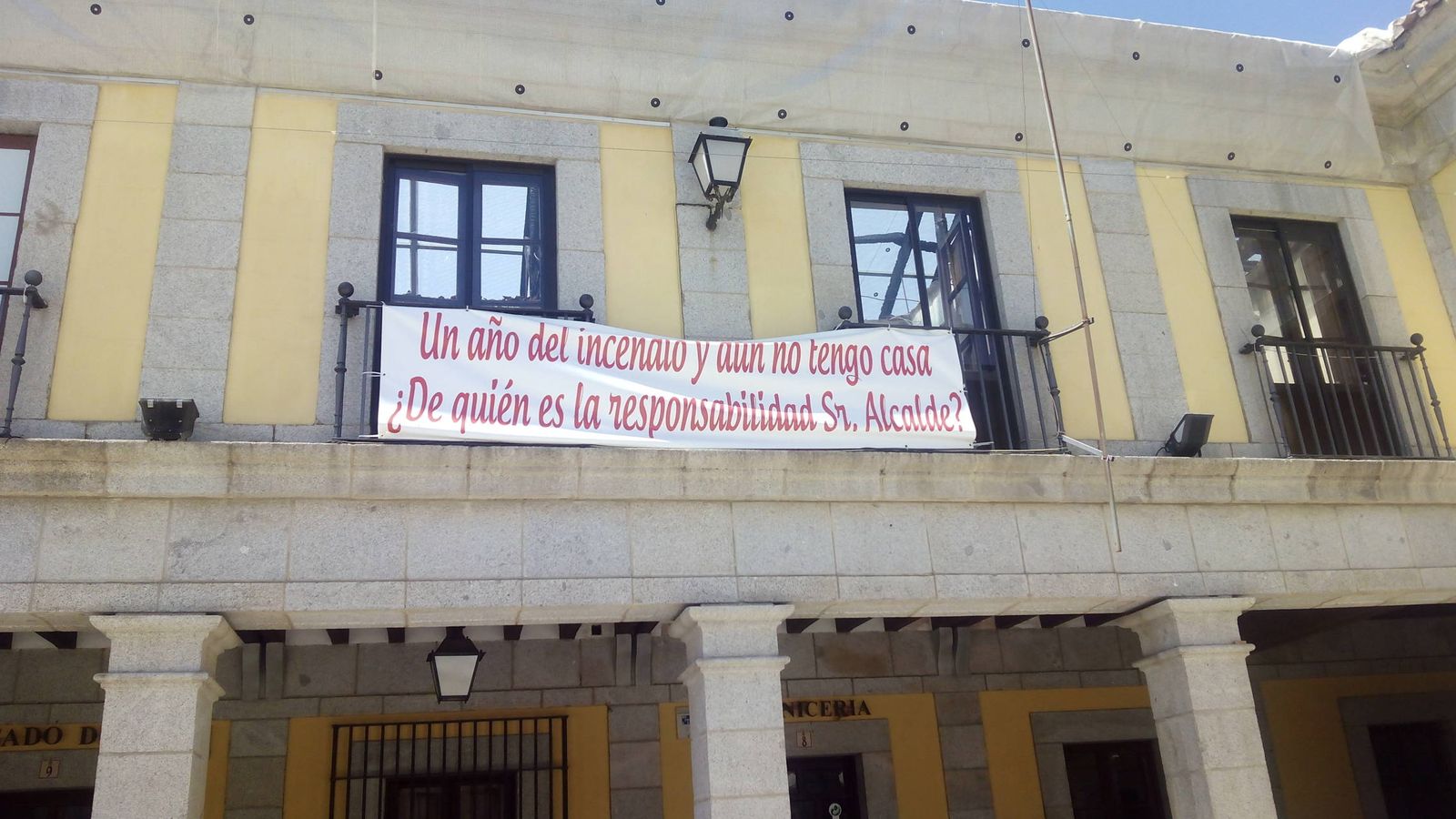 Foto: La pancarta que ha puesto Manuela en su balcón.
