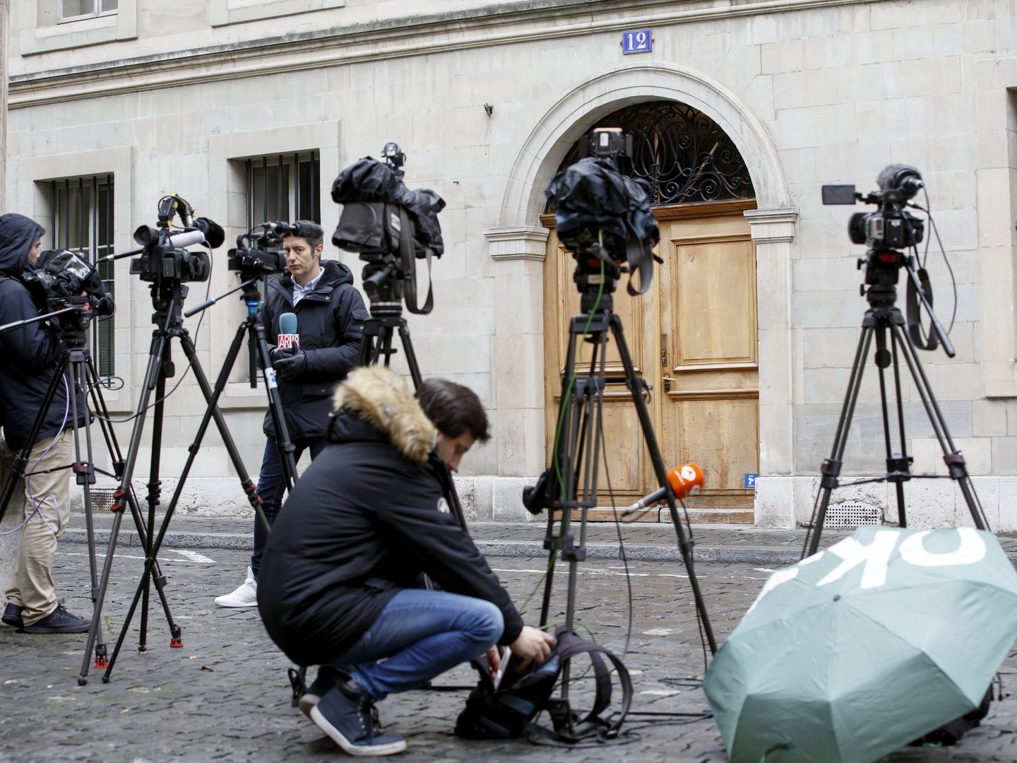 Los medios españoles, en la puerta del domicilio ginebrino de la infanta Cristina. (EFE)