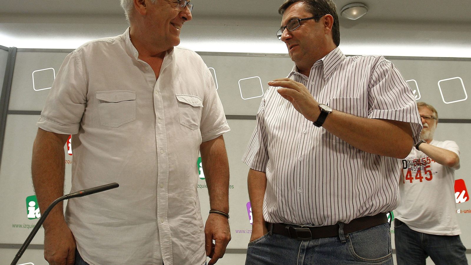 Foto: Cayo Lara, junto al diputado nacional de IU José Luis Centella (EFE)