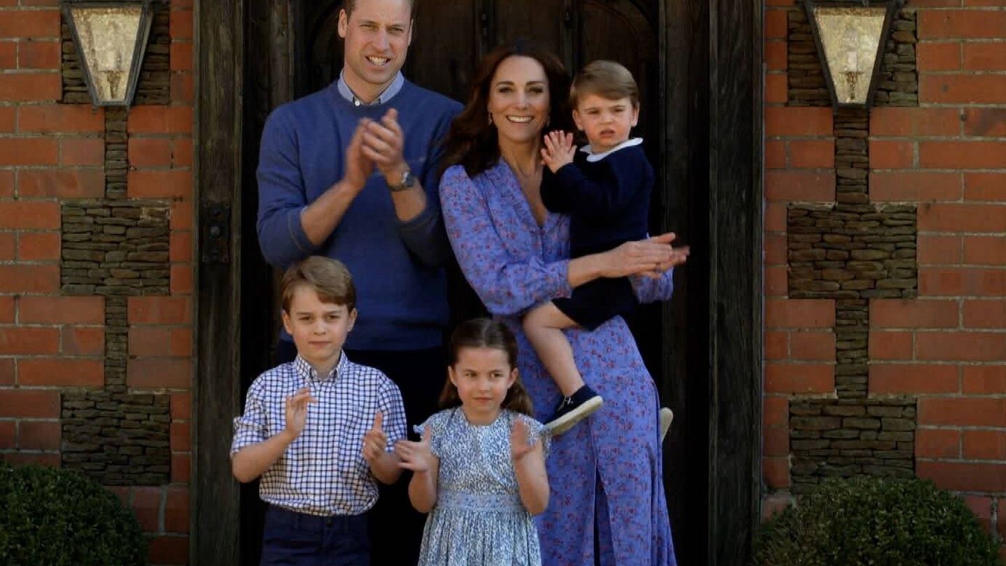 Los duques de Cambride con sus hijos. (BBC)