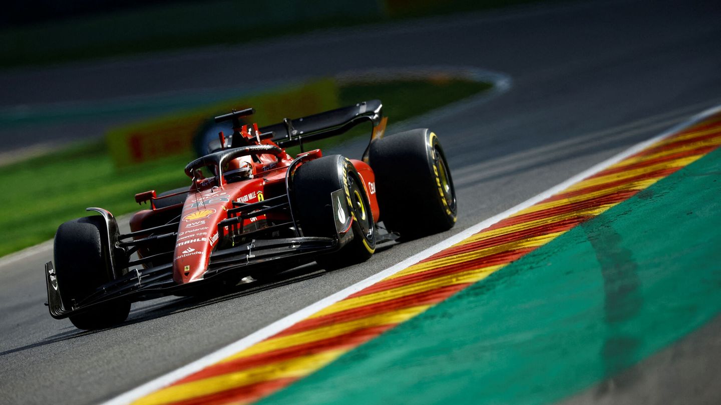 El ritmo de evolución de los Ferrari ha ido perdiendo fuelle respecto a Red Bull (REUTERS/Stephane Mahe)