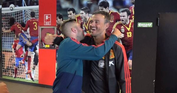 Foto: El abrazo de Luis Enrique y Jordi Alba en la Ciudad del Fútbol de Las Rozas. (Sefutbol)