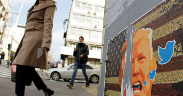 Foto: Un cartel con la cara de Donald Trump y el símbolo de Twitter en Serbia (EFE)
