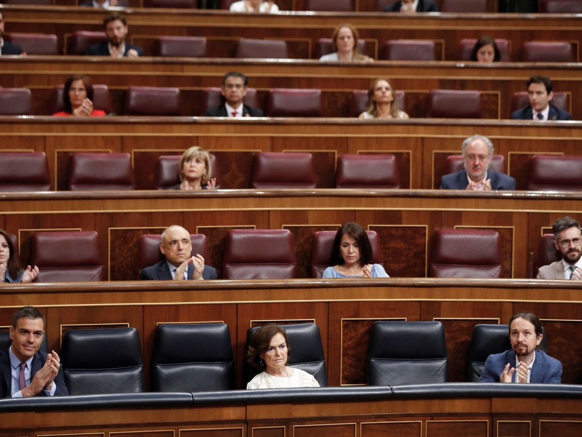 Foto: Pedro Sánchez, con sus dos primeros vicepresidentes, Carmen Calvo y Pablo Iglesias, el pasado 24 de junio en el Congreso. (EFE)