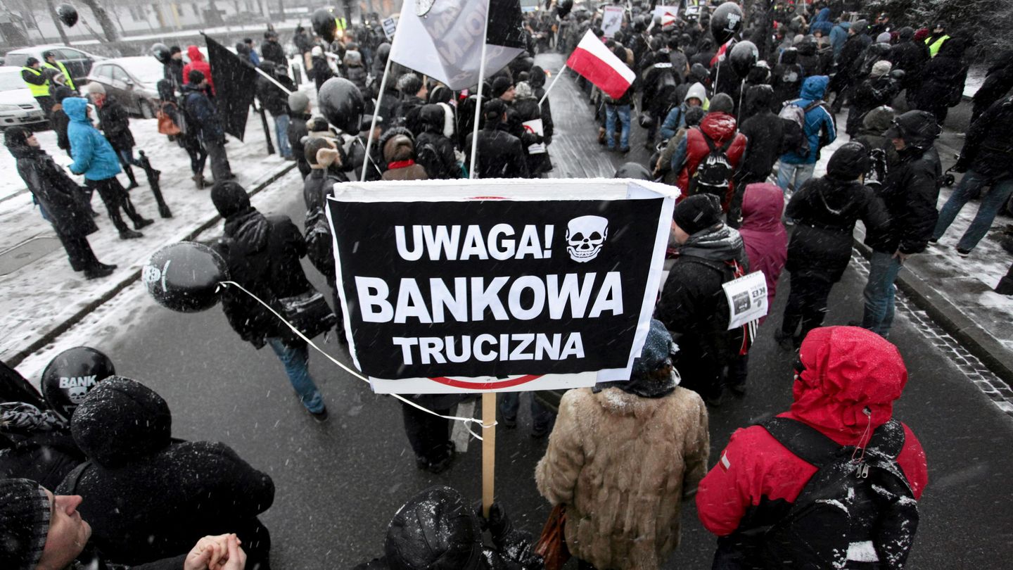Protestas por las hipotecas en francos suizos en Varsovia. (Reuters)