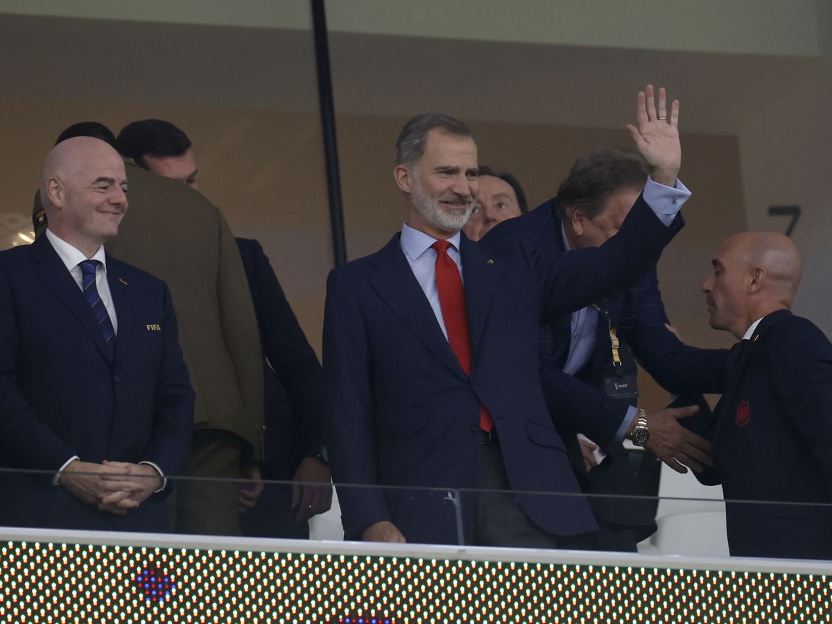 Foto: El rey Felipe, en el debut de la Roja. (EFE)