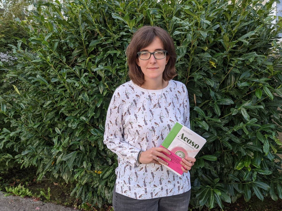 Foto: Ángela Bernardo, con el libro. (Foto cedida por la periodista)