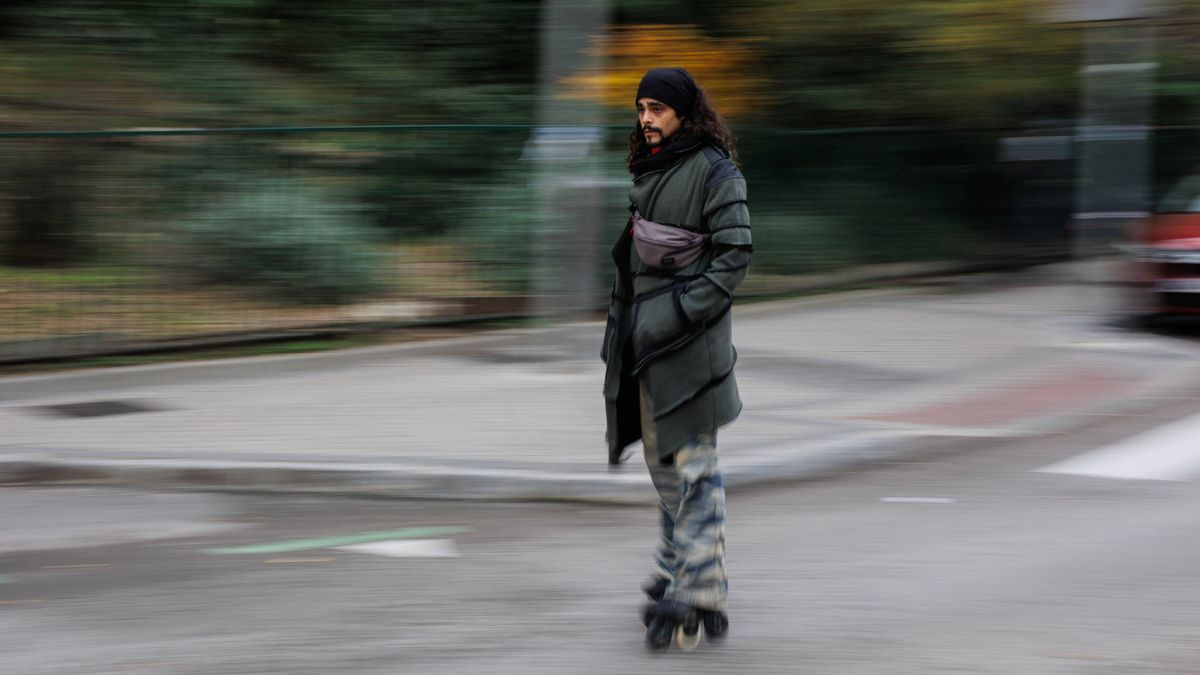 Vigila tu espalda, hay un mago callejero en patines por Madrid: "Aprendí de niños coreanos"