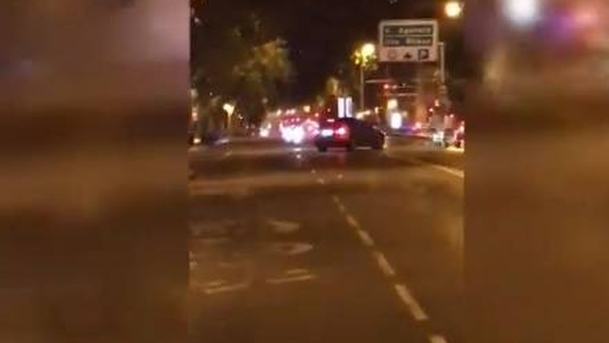 Buscan a los ocupantes de un coche que intentó atropellar a un hombre en Madrid 