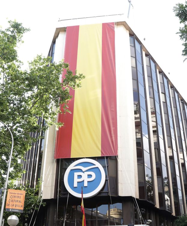 Foto: La puerta de la sede del Partido Popular. (EFE)