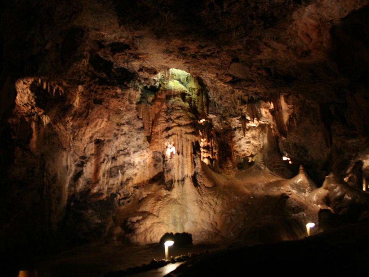 Foto: La cueva de Valporquero, en León (CC)