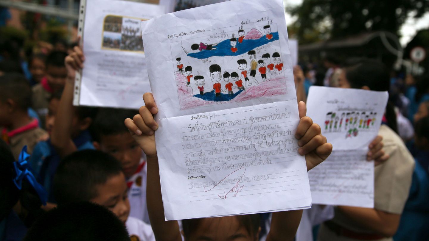 Estudiantes celebran el rescate exitoso de los 12 niños y su entrenador, atrapados durante más de 15 días en una cueva de Tailandia. (Reuters)