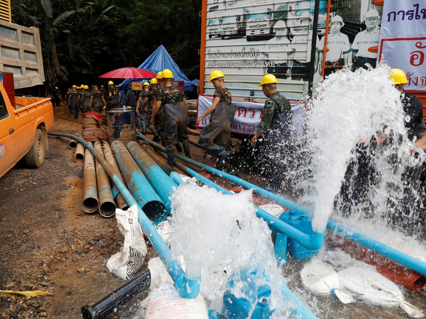 Bombeo de agua en el exterior de la cueva de Tham Luang, el 5 de julio de 2018. (Reuters)