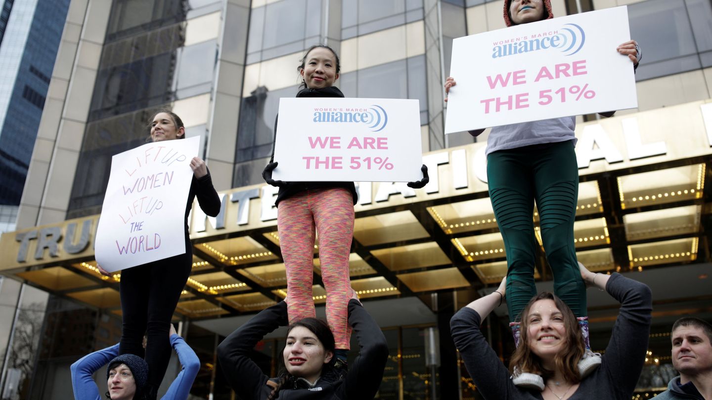 Manifestantes de la Marcha por las Mujeres protestan frente a la Torre Trump en Nueva York, el 19 de enero de 2019. (Reuters)