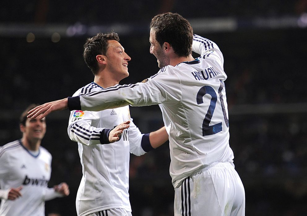 Foto: Mesut Özil y Gonzalo Higuaín celebran un gol durante su etapa en el Real Madrid.