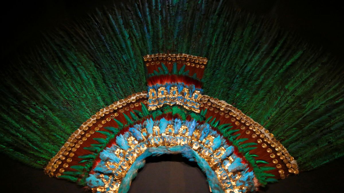 El ingenioso 'hackeo' mexicano a un museo vienés para exigir el penacho de Moctezuma