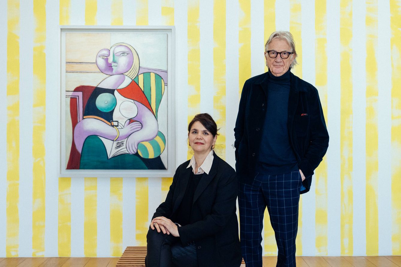 Cécile Debray, junto al diseñador Paul Smith, responsable del montaje de la nueva exposición en el Museo Picasso de París. (Voyez-vous/Vinciane Lebrun)