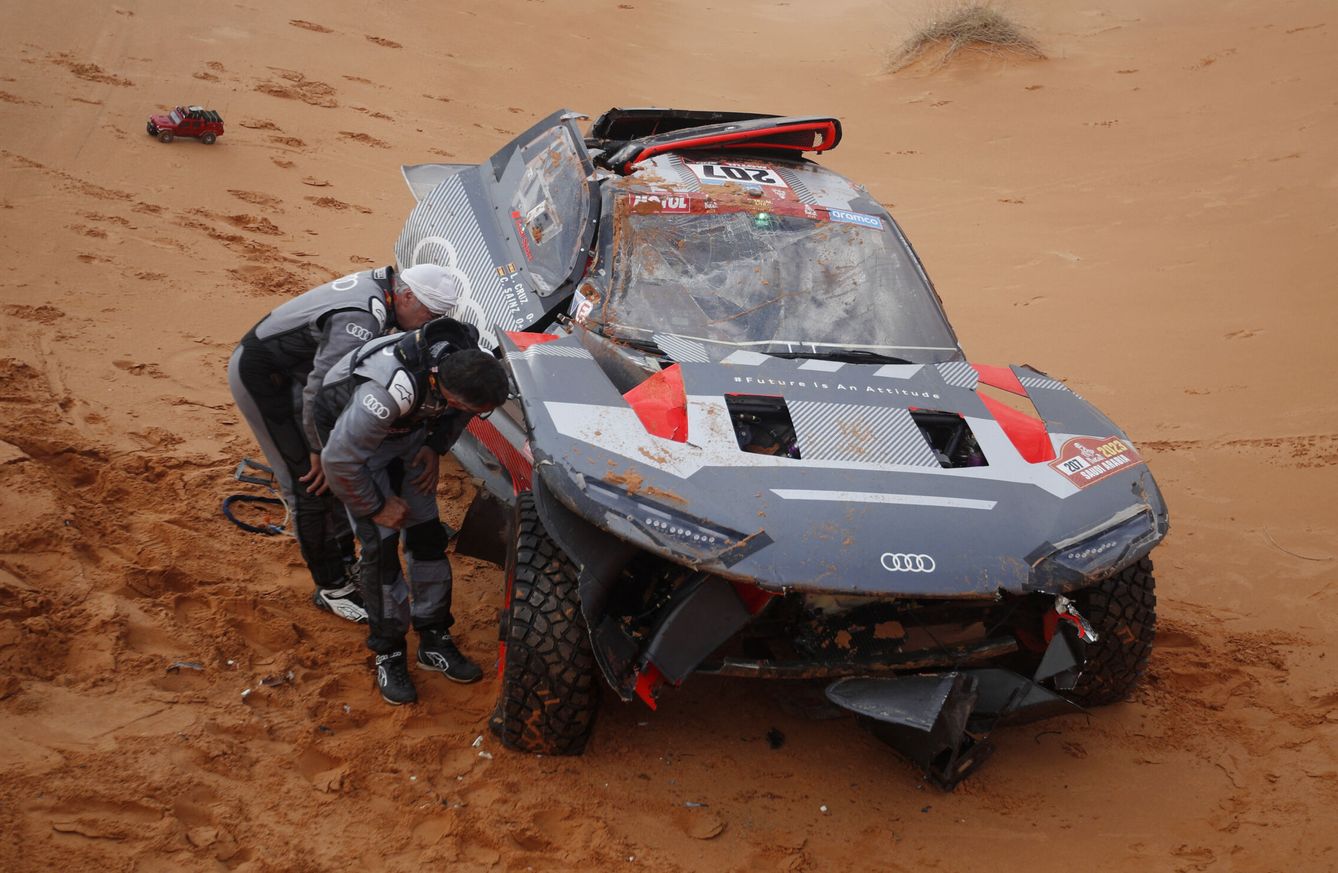 Carlos Sainz y Lucas Cruz, inspeccionando el e-tron e2 después del accidente del Dakar. (Reuters/Hamad I Mohammed)