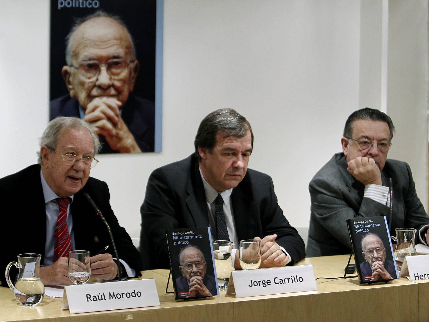 Raúl Morodo, en la presentación de la obra póstuma de Santiago Carrillo 'Mi testamento político', en 2012. (EFE)