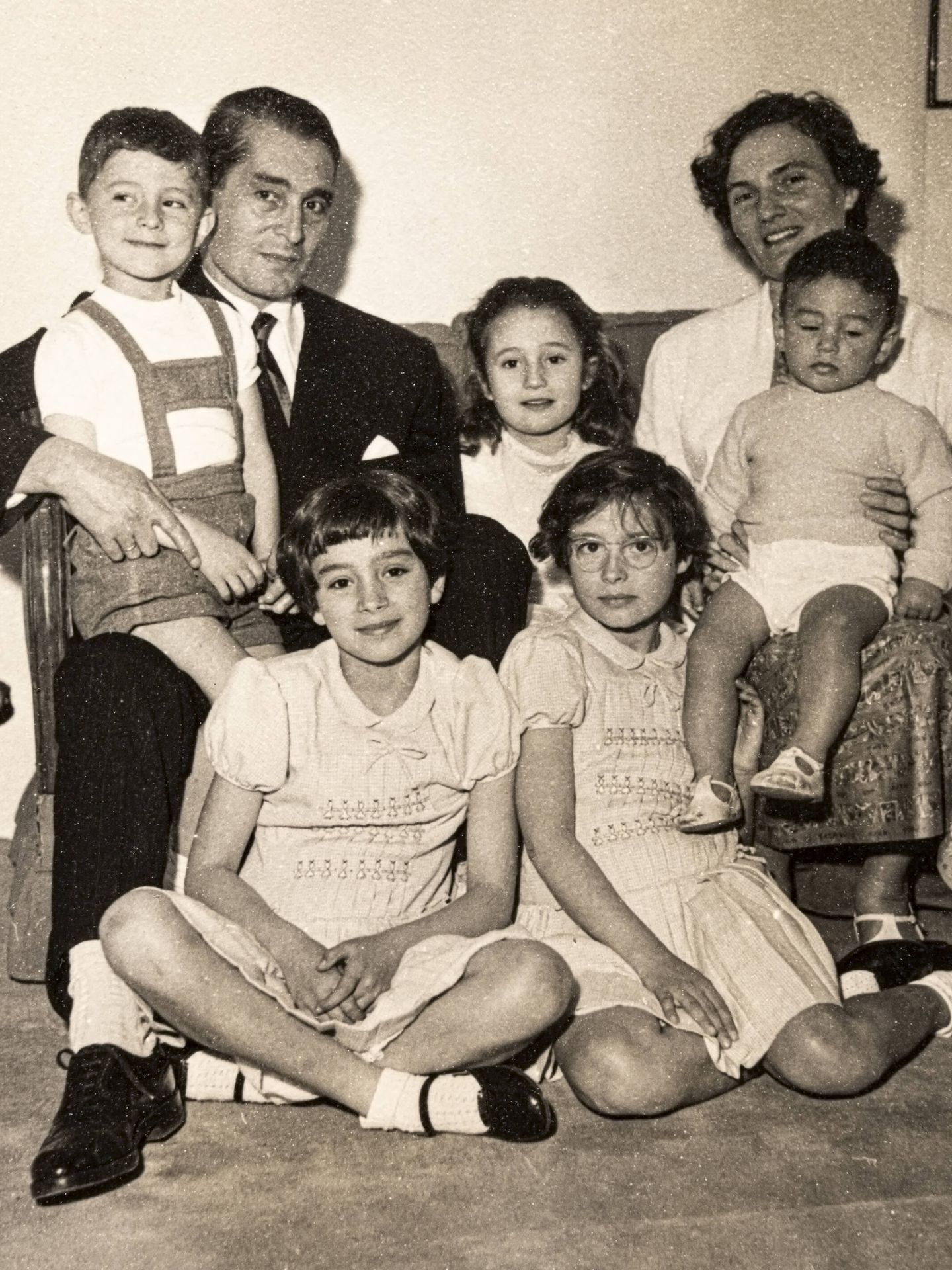 Laforet con su marido e hijos. (Instituto Cervantes)