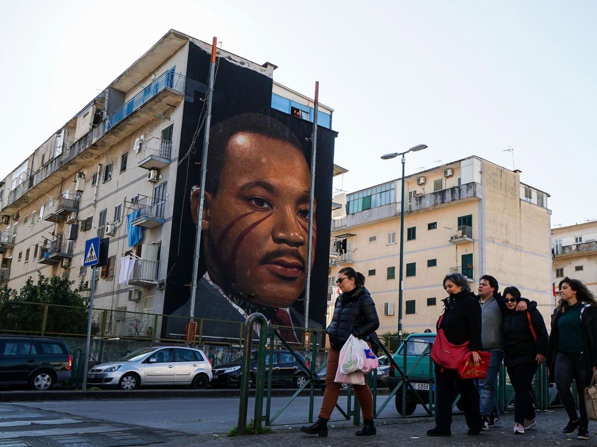 Foto: Una vista general de un mural de Martin Luther King. (EFE)